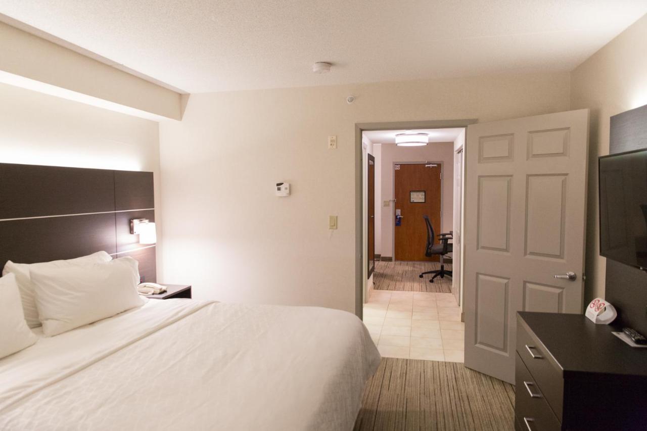 Holiday Inn Express Brampton By Ihg Exterior photo