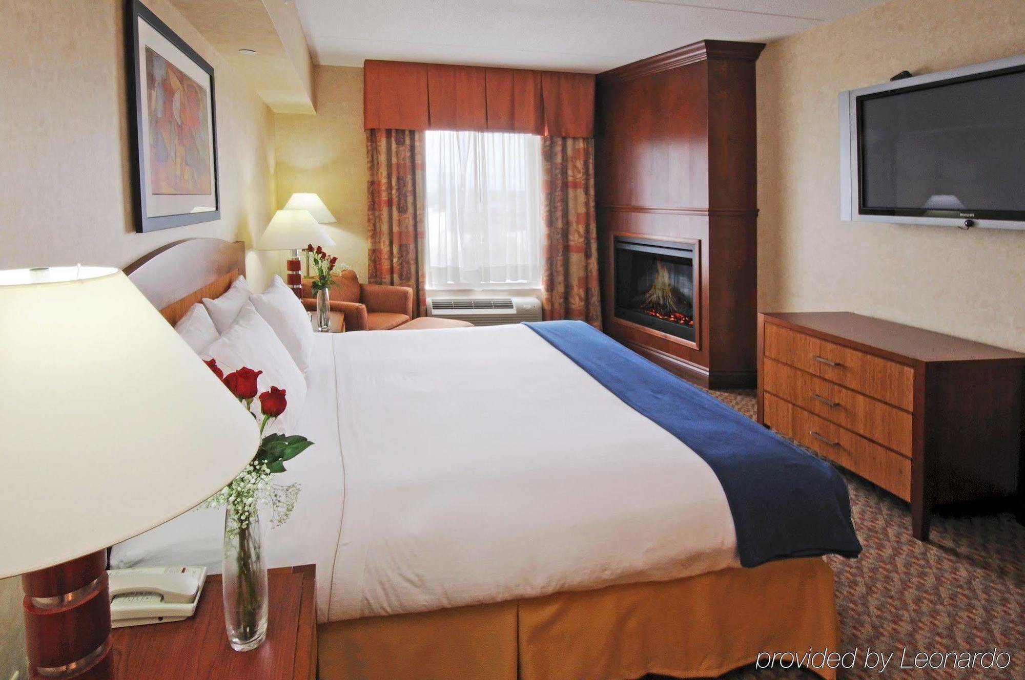 Holiday Inn Express Brampton By Ihg Exterior photo